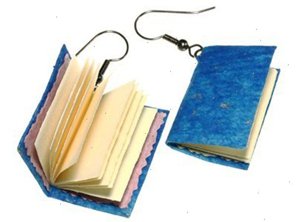 Hur man gör boken örhängen. Klipp två rektanglar av kartong, vardera 1 tum (2.