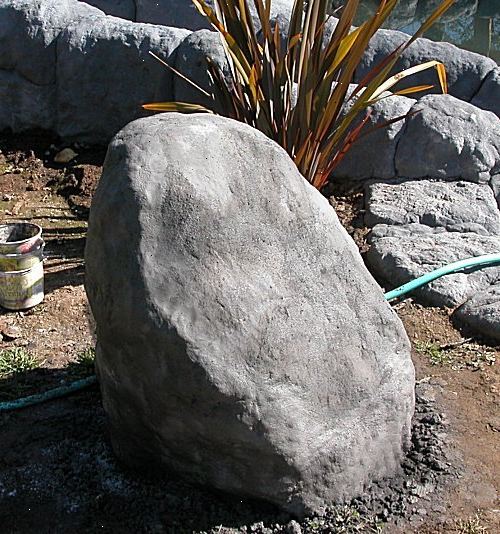 Hur man gör falska stenar med betong. Bygg ett formulär - Du kommer att behöva använda ett formulär för att bygga din konstgjord sten eftersom betong är mycket tungt.