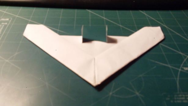 Hur man gör en delta flygplansvinge papper. Skrynklar papperet att lokalisera mitten.