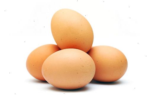 Hur man pressa ett ägg utan att bryta den. Placera ett ägg på fingrarna.