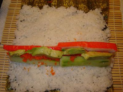 Hur man gör sushi. Välj 2 typer av grönsaker (gurka och morötter) och en fisk (t.ex. konstgjorda kokt krabba).