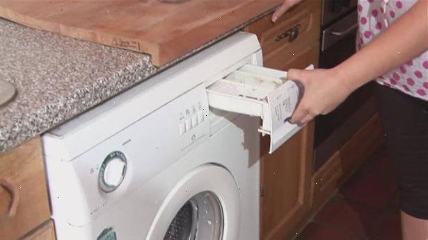 Hur att rengöra insidan av en tvättmaskin. Fyll maskinen med varmt vatten.