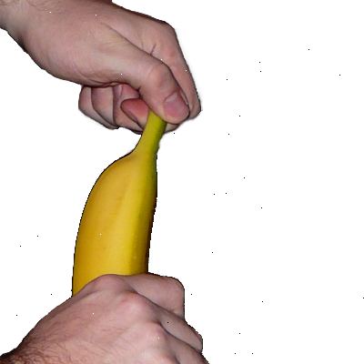 Hur att skala en banan. Nyp eller tryck bara på spetsen (försiktigt) för att riva på huden (eller använd nageln).