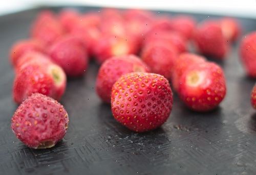 Hur frysa jordgubbar. Förstå processen för frysning jordgubbar innan du väljer en metod.