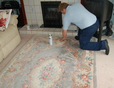 Hur att rengöra en matta. Det bästa sättet att hålla ditt område matta ser sitt bästa är en gång i månaden vända den upp och ner och dammsuga baksidan av mattan.