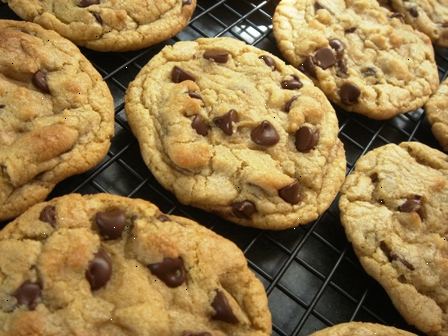 Hur man gör chocolate chip cookies (good eats recept). Smält smöret i en liten kastrull.