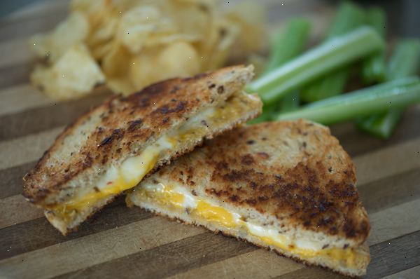 Hur man gör en grillad ost smörgås i en George Foreman grill. Ta reda på om du har de platta sandwich skär för George Foreman grillen.