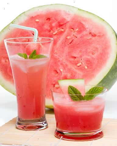 Hur man gör vattenmelon juice. Placera din vattenmelon på en skärbräda.