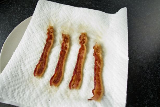Hur att laga bacon i mikrovågsugn. Förbered en mikrovågsugn skål, helst glas eller pyrex.