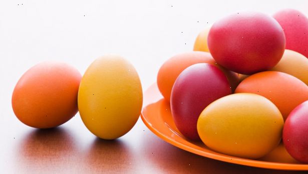 Hur berätta om äggen är råa eller hårdkokta. Placera ägget på sidan på en slät, hård yta, som en skärbräda i diskhon.