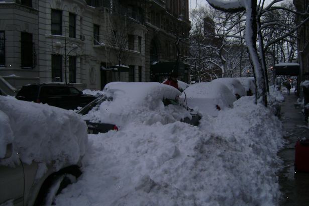 Hur att gräva ut bilen efter en snöstorm. Samla växeln snöröjning.
