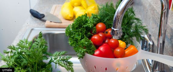 Hur att tvätta frukt och grönsaker. Ta all frukt / grönsaker du behöver tvätta och placera dem på en disk nära en diskho.