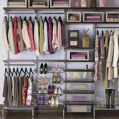 Hur organisera din garderob. Ta bort alla kläder från din garderob.