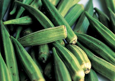 Hur man förbereder okra. Välj okra som är jämnt grönt och ca 2 till 4 inches (5-10 cm) lång.