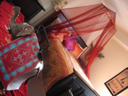 Hur att dekorera en marockansk tema sovrum. Måla dina väggar i varma färger.