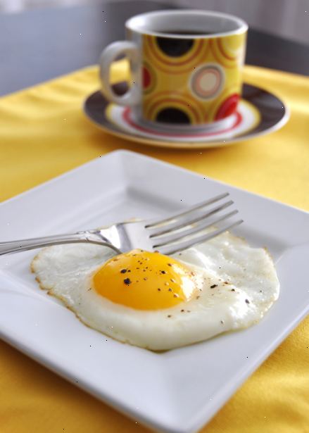 Hur man gör sunny side up ägg. Tillsätt smör, ister / bacon fett eller olja i stekpannan.