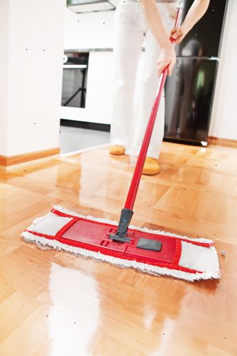 Hur tvätta ett golv. Placera renare i ditt val i hinken och fyll med tillräckligt varmt vatten för att täcka huvudet av moppen helt.