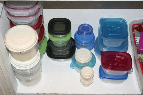 Hur organisera tomma behållare för förvaring av livsmedel och lock. Töm lådan eller skåp där du normalt hålla dina containrar.