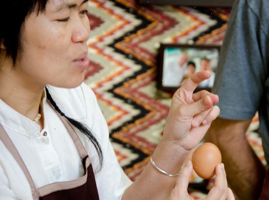 Hur att bryta ett ägg med en hand. Plocka upp ett ägg och håll den med alla fingrar.