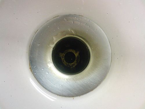 Hur att rensa en långsam kör avlopp badrum sink. Blockera ventilationshålen i diskhon genom fyllning med en våt trasa.