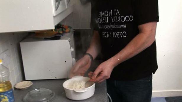 Hur man lagar ris i en mikrovågsugn. Innan matlagning, eventuellt skölja eller blötlägg riset.