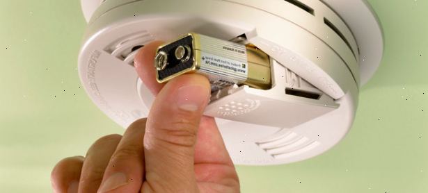 Hur man installerar en rökdetektor eller kolmonoxid detektor. Diffusionen av kolmonoxid i luft är relativt jämn, vilket innebär att en källa av kolmonoxid kan fördela gasen jämnt i rummet och huset.