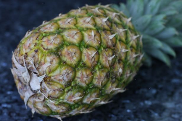 Hur berätta om en ananas är mogen. Vara uppmärksam på två viktiga delar av en mogen ananas.