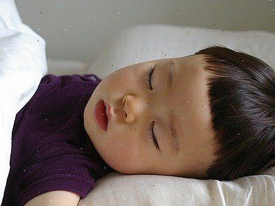 Hur får din tvååring att sluta gråta och somna ensam. Undvik "cry-it-out" tekniken.
