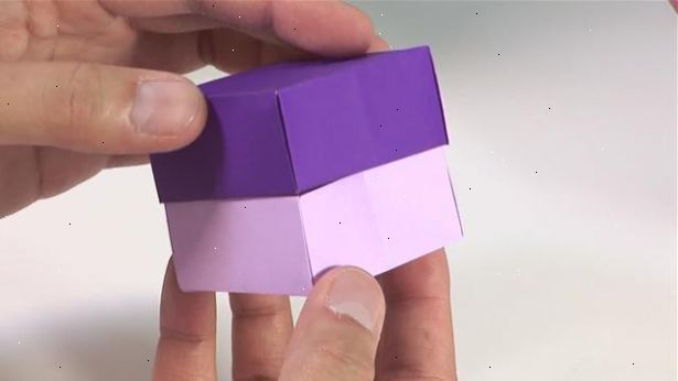 Hur man viker en pappkartong. Börja med en bit av kvadratiska papper.
