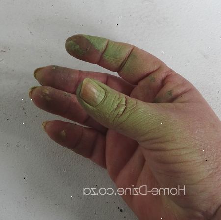 Hur får sprayfärg bort dina händer. Ta en varm dusch så fort du är klar med målningen.