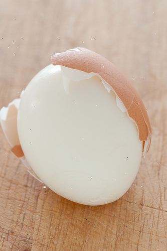 Hur man skalar ett ägg. Förbered ett hårdkokt ägg i salt vatten och låt det svalna.