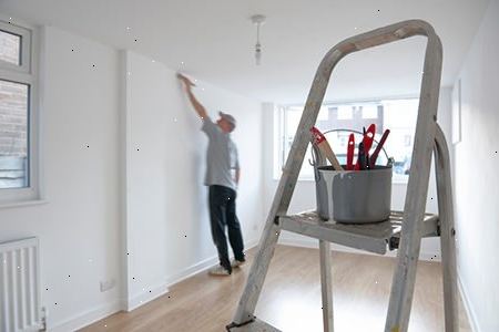 Hur man förbereder ett rum för målning. Rensa rummet av alla möbler, dekorationer, ljus och täcker utlopp.