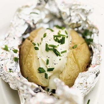 Hur man bakar en potatis i mikrovågsugn. Med hjälp av en gaffel, peta hål i potatisen att ventilera ånga.