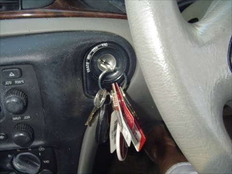 Hur man hämtar nycklar inlåst i en bil. Kontrollera att alla dörrar på din bil är låsta.