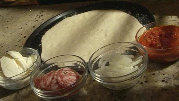 Hur man gör pizzadeg. Sätt varmvatten i en kastrull.